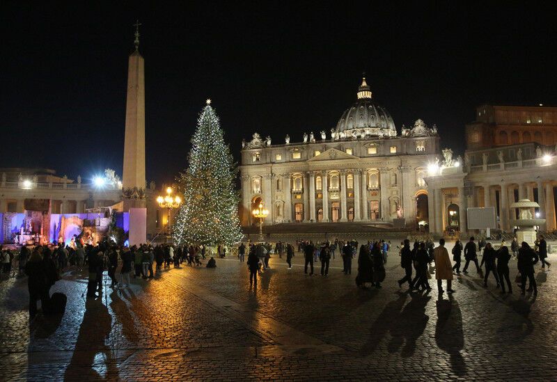 В Ватикане зажгли рождественскую ель. Опубликованы фото и видео