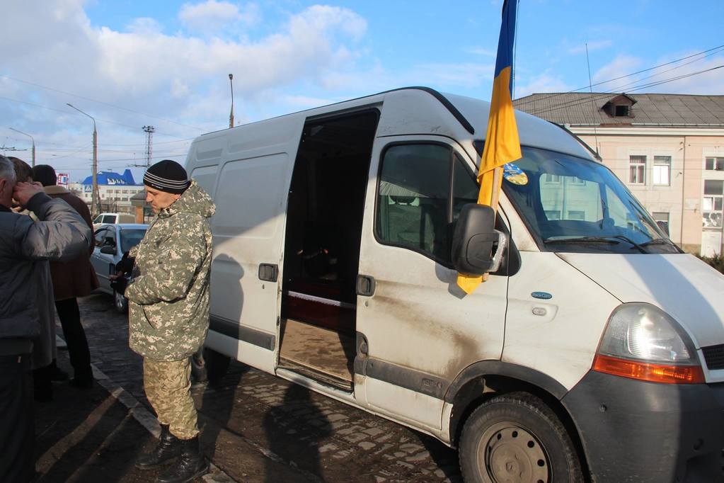 Черновцы в скорби. Город встретил погибшего в зоне АТО волонтера: фоторепортаж