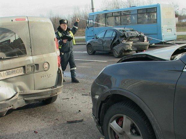 В Киеве неосторожный водитель устроил ДТП из пяти машин: фото с места событий