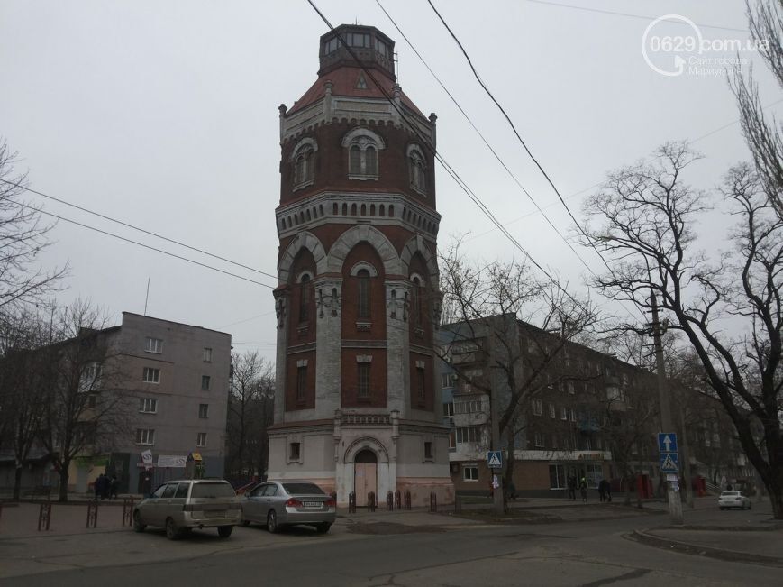 В Мариуполе горсовету пришлось переехать в водонапорную башню: фотофакт