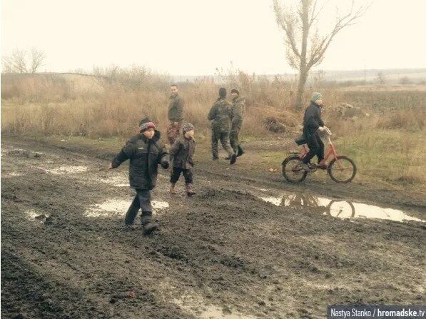 В сети показали жизнь "прифронтового" села на Луганщине: апокалиптические фото