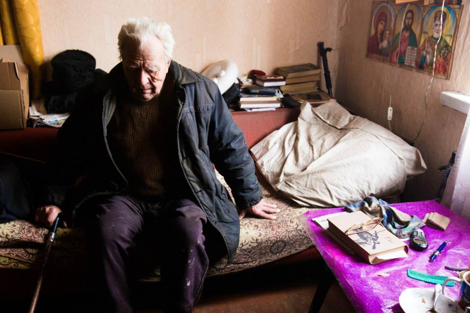 Появились душераздирающие фото из Марьинки, где нищие и одинокие старики умирают от голода