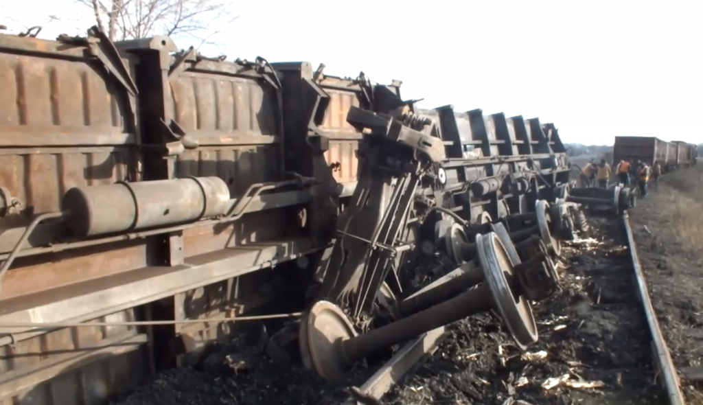 В Макеевке перевернулись вагоны c углем: фото аварии