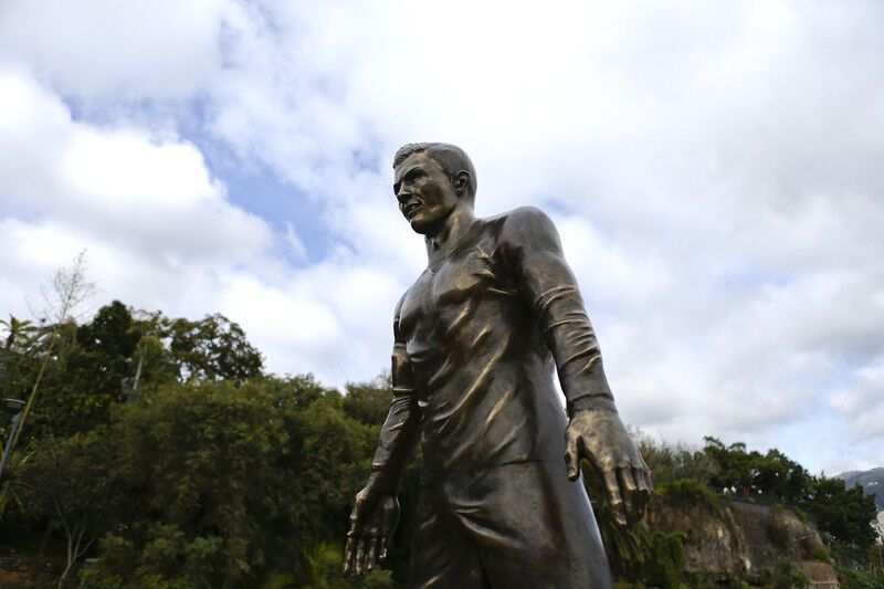 Криштиану Роналду поставили памятник при жизни: опубликованы фото и видео