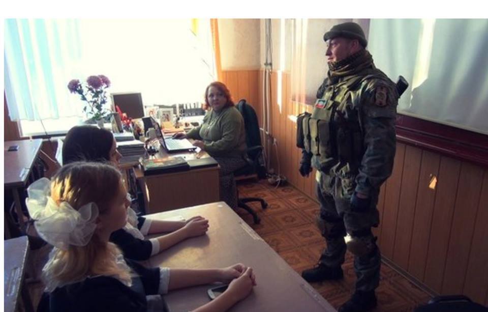 В "ДНР" вооруженные боевики проводят в школах "уроки мужества": фотофакт