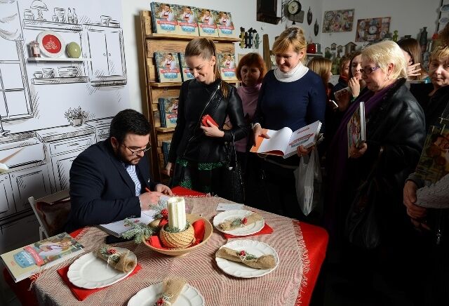 Руслан Сеничкин представил свою первую кулинарную книгу на Рождественской ярмарке в Киеве