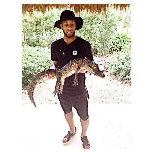 Футболист "Динамо" поймал в отпуске крокодила