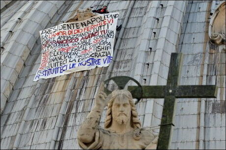 В  Риме бизнесмен в знак протеста в пятый раз забрался на купол собора Св. Петра: фотофакт