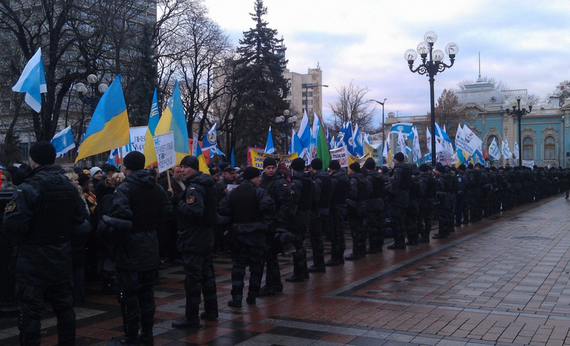 "Фінансовий Майдан" знову зібрався біля стін Ради: охорона парламенту посилена