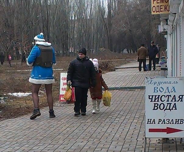 Террорист-"снегурочка" гуляет по Донецку в бронежилете