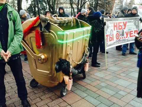 Гонтаревой привезли под Раду "золотой" мусорник с Wi-Fi: опубликованы фото