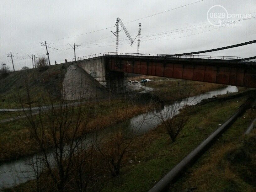 Опубликованы фото с места ночного теракта в Мариуполе