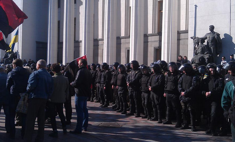 "Фінансовий Майдан" знову зібрався біля стін Ради: охорона парламенту посилена