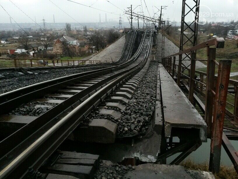 Опубликованы фото с места ночного теракта в Мариуполе