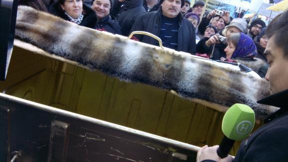 Гонтаревій привезли під Раду "золотий" смітник з Wi-Fi: опубліковано фото