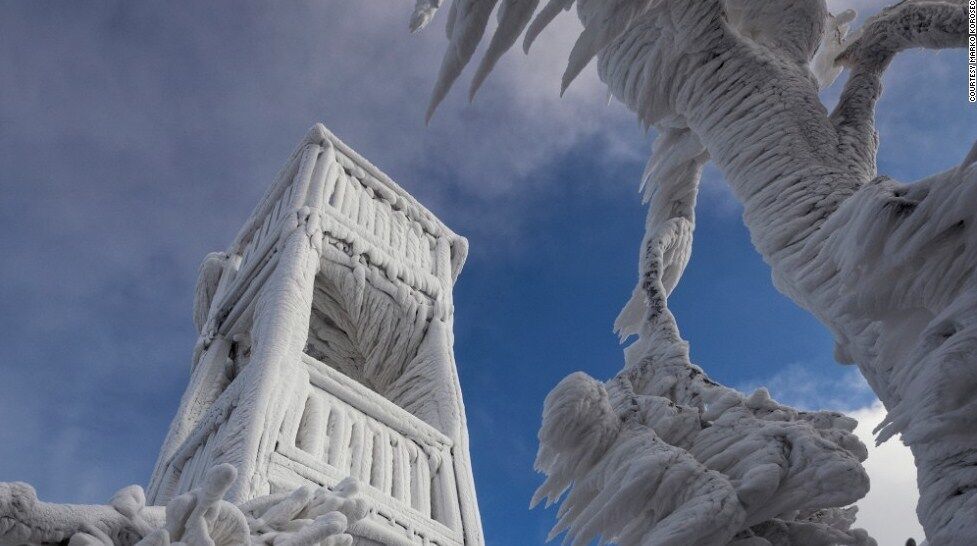Чарующая ледяная сказка в Словении: фото удивительных скульптур, созданных природой
