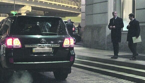 "Бедный" министр юстиции Петренко ездит на машине своих "папередников": фотофакт