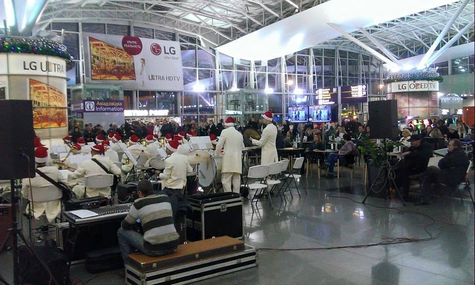 В аэропорту "Борисполь" выступил оркестр Санта Клаусов: фото и видео праздника