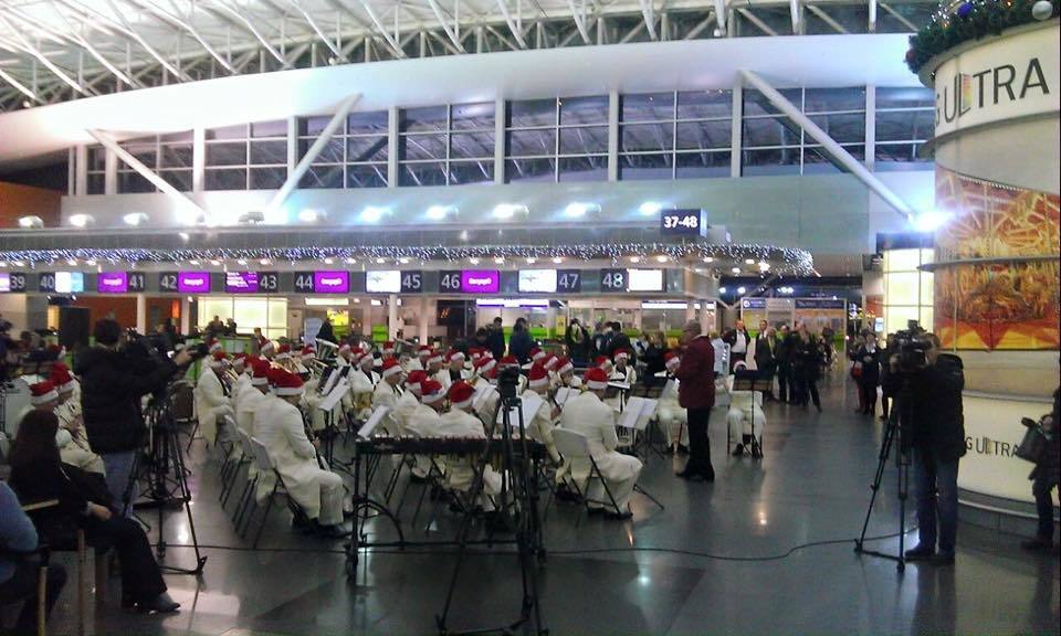 В аэропорту "Борисполь" выступил оркестр Санта Клаусов: фото и видео праздника