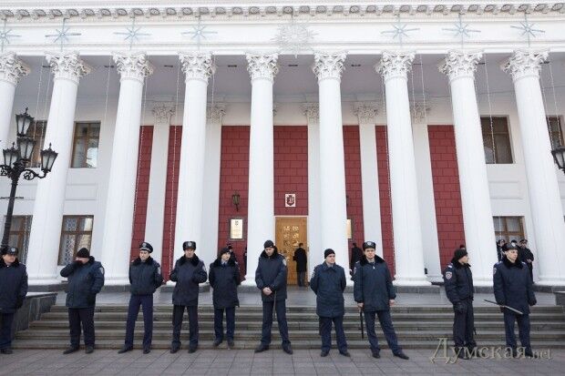 Милиция защитила одесских чиновников от мусорной люстрации: опубликованы фото