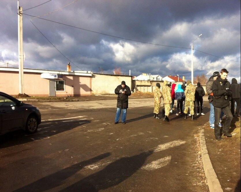 "Приди и открой горсовет" в Харькове: драки в центре города и на выезде, появилась милиция с оружием