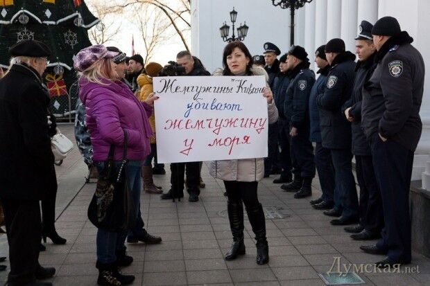 Милиция защитила одесских чиновников от мусорной люстрации: опубликованы фото