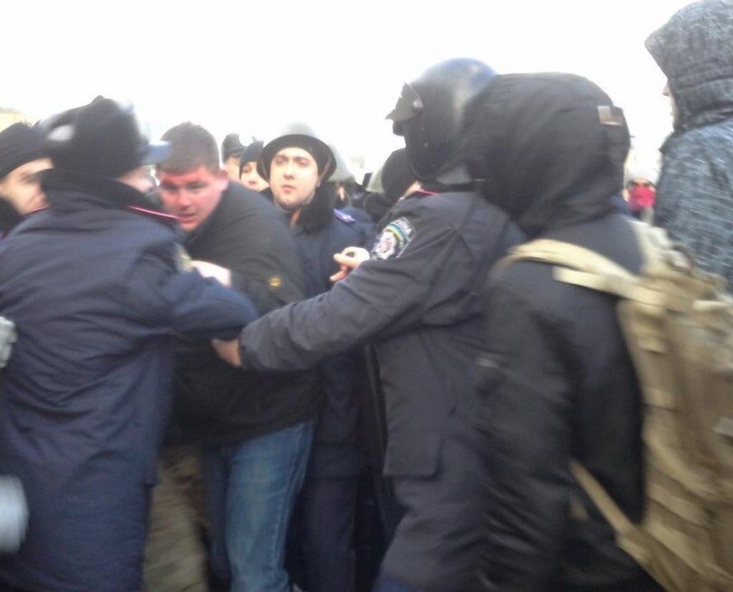 "Приди и открой горсовет" в Харькове: драки в центре города и на выезде, появилась милиция с оружием