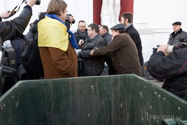 Милиция защитила одесских чиновников от мусорной люстрации: опубликованы фото