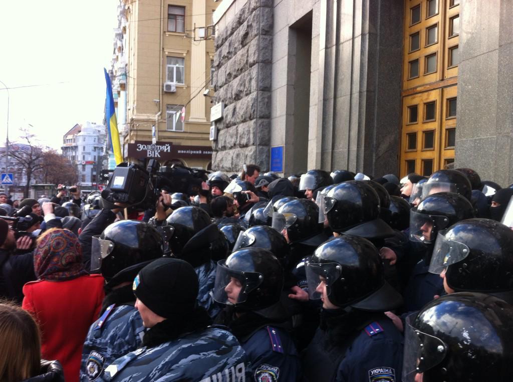 В Харькове активисты штурмуют здание горсовета: перекрыта площадь Конституции и выезд из города