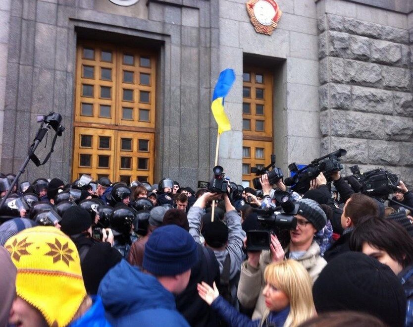 В Харькове активисты штурмуют здание горсовета: перекрыта площадь Конституции и выезд из города