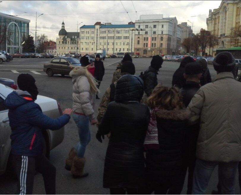 "Приди и открой горсовет" в Харькове: драки в центре города и на выезде, появилась милиция с оружием