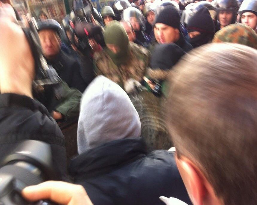 "Приди и открой горсовет" в Харькове: драки в центре города и на выезде, появилась милиция с оружием