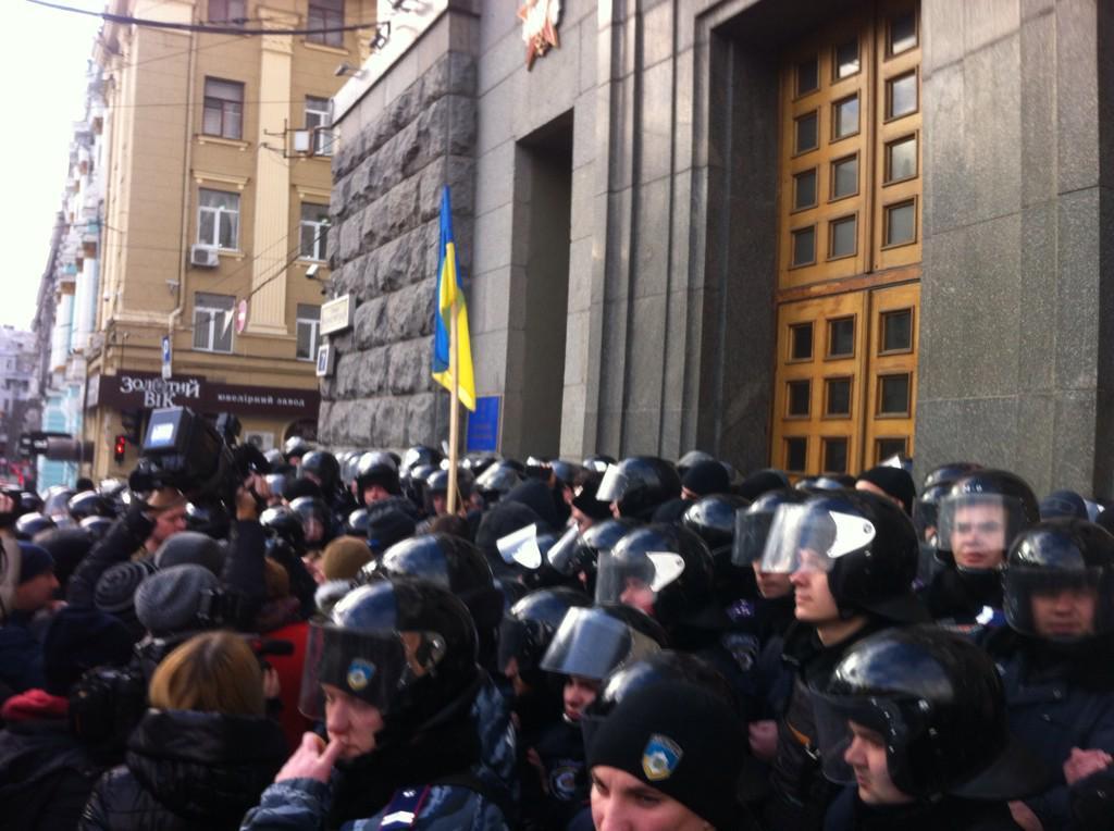 В Харькове активисты штурмуют здание горсовета: перекрыта площадь Конституции и выезд из города
