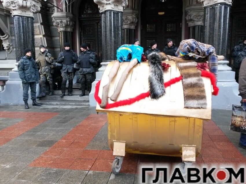 К Гонтаревой снова пришли гости, которые считают, что их "просто кинули": опубликованы фото