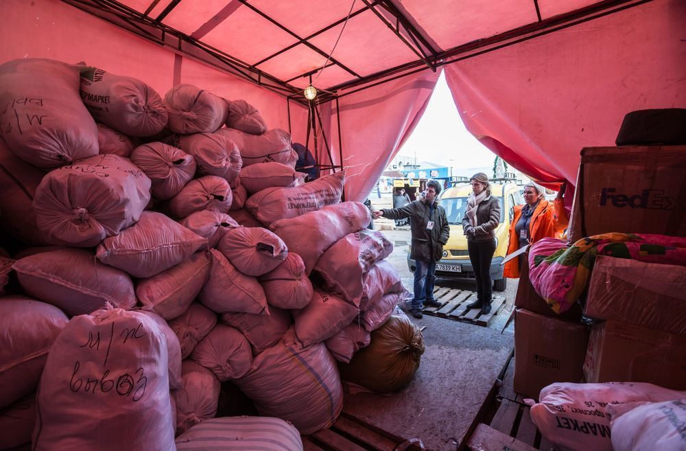 Дружина Порошенка відвідала столичний волонтерський пункт на Фролівській: опубліковано фото