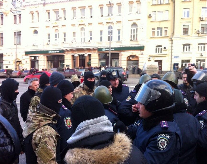 "Приди и открой горсовет" в Харькове: драки в центре города и на выезде, появилась милиция с оружием