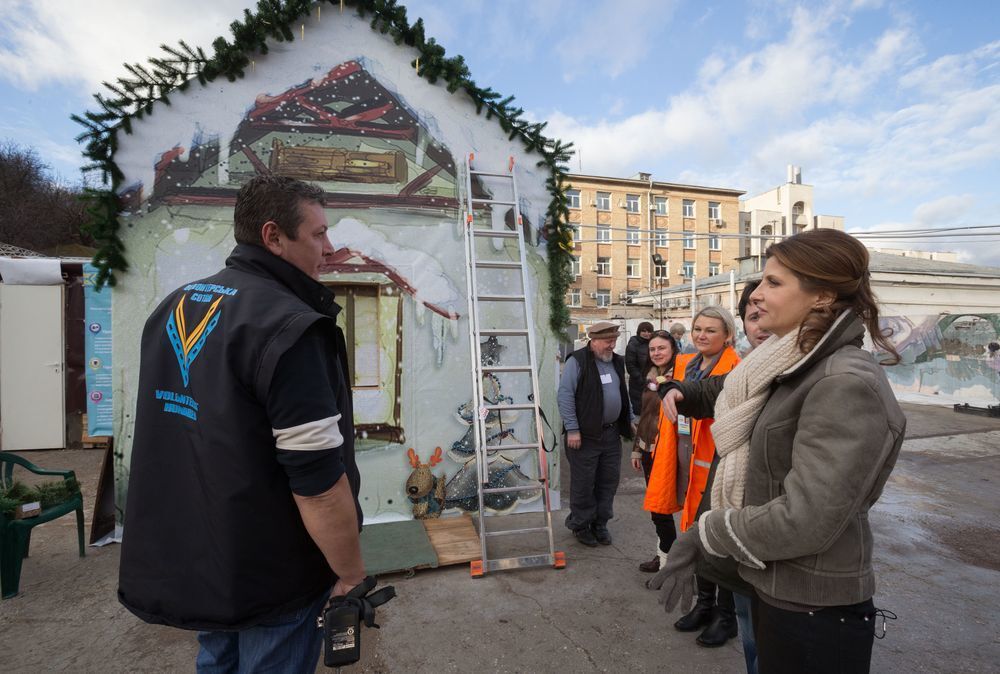 Жена Порошенко посетила столичный волонтерский пункт на Фроловской: опубликовано фото