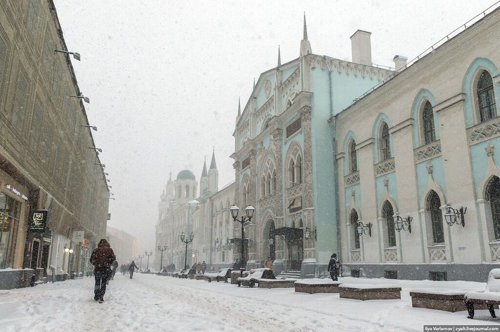 Москву завалило снегом: 10-балльные пробки и люди-сугробы. Фоторепортаж