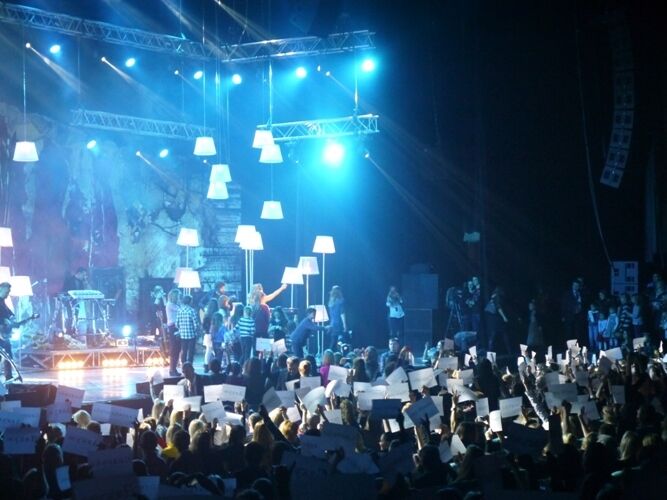 В Киеве с аншлагом прошел концерт Тины Кароль: зрители не могли сдержать слез