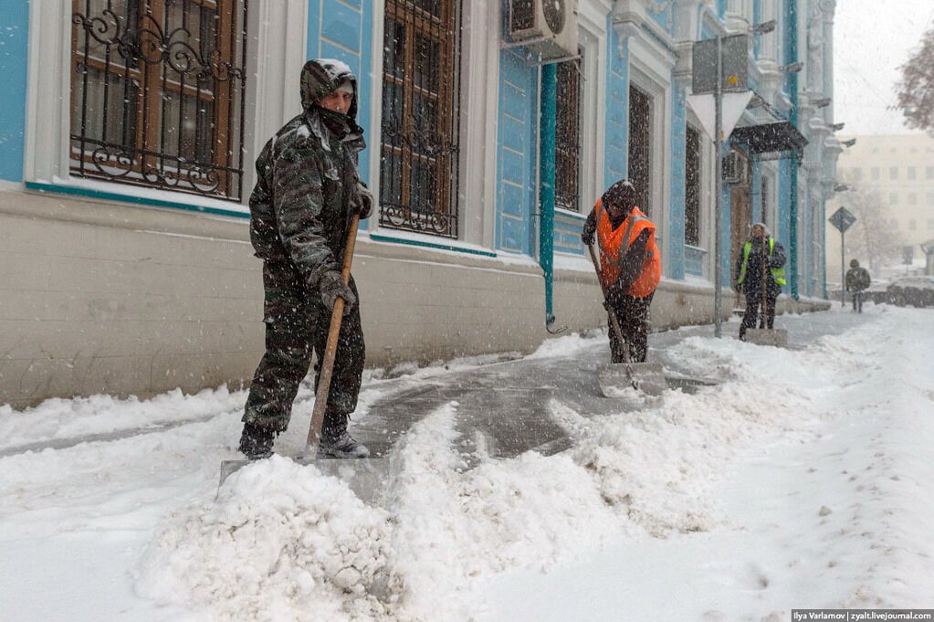 Москву завалило снегом: 10-балльные пробки и люди-сугробы. Фоторепортаж