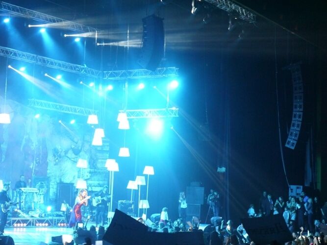 В Киеве с аншлагом прошел концерт Тины Кароль: зрители не могли сдержать слез