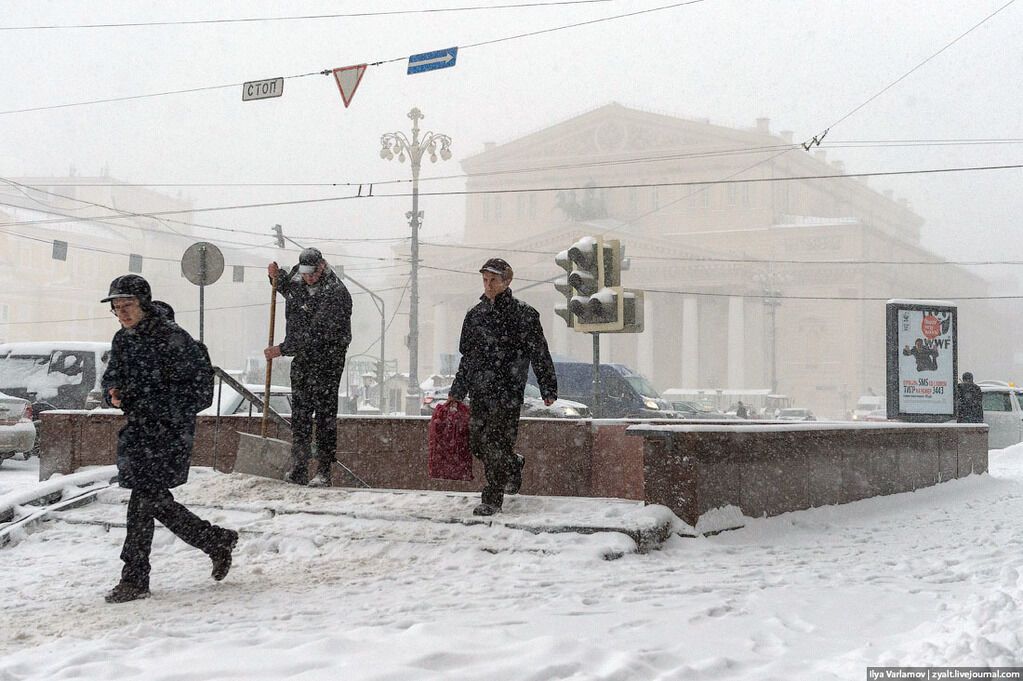 Москву завалило снегом: 10-балльные пробки и люди-сугробы. Фоторепортаж