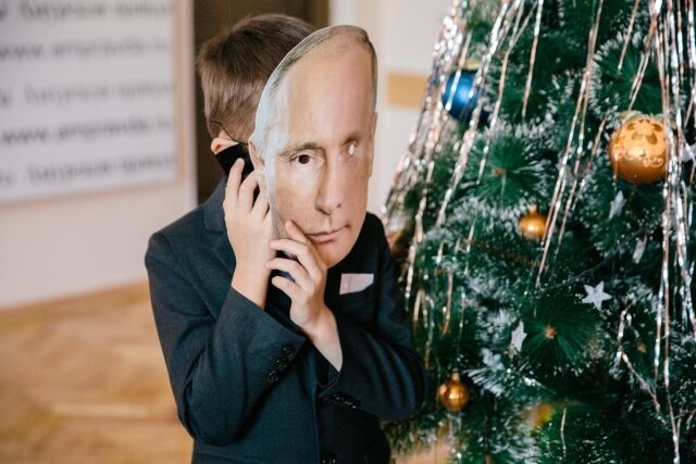 О Боже, Путин! В России мальчик напугал бабушку маской президента: фото и видео