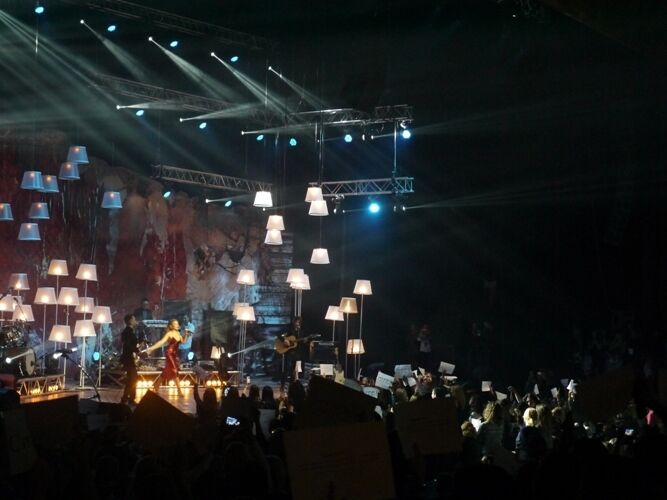 В Киеве с аншлагом прошел концерт Тины Кароль: зрители не могли сдержать слез