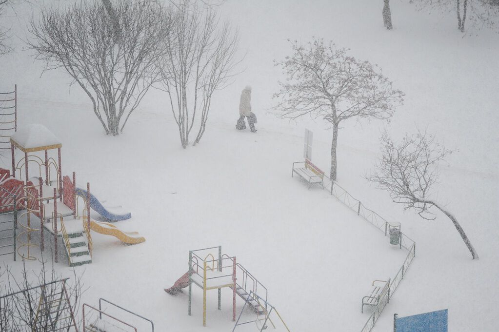 Москву завалило снегом: 10-балльные пробки и люди-сугробы. Фоторепортаж