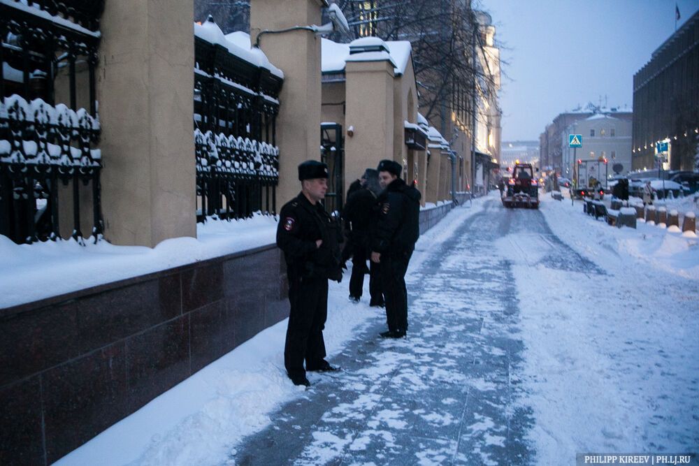 У Генпрокуратуры Москвы акция под знаменем "Савченко – заложница кремлевской хунты" длилась минуту