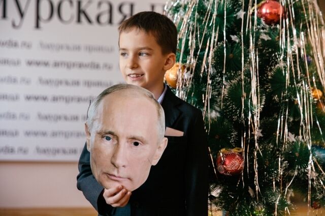 О Боже, Путин! В России мальчик напугал бабушку маской президента: фото и видео