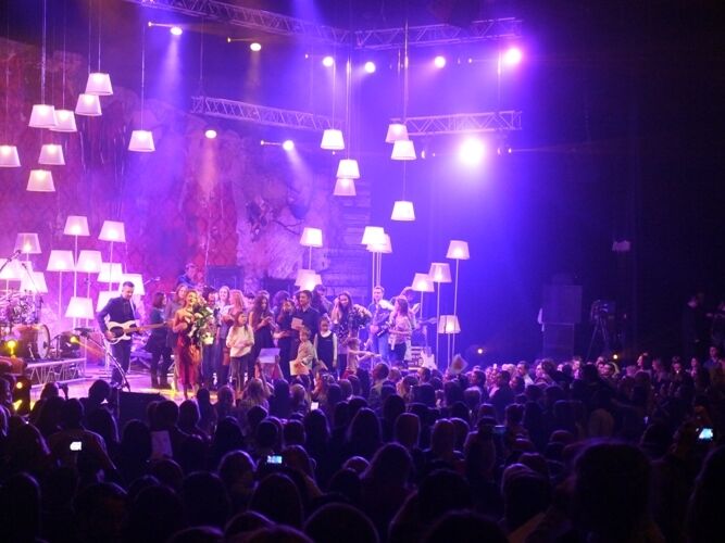 В Киеве с аншлагом прошел концерт Тины Кароль: зрители не могли сдержать слез