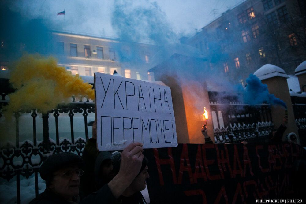 У Генпрокуратуры Москвы акция под знаменем "Савченко – заложница кремлевской хунты" длилась минуту