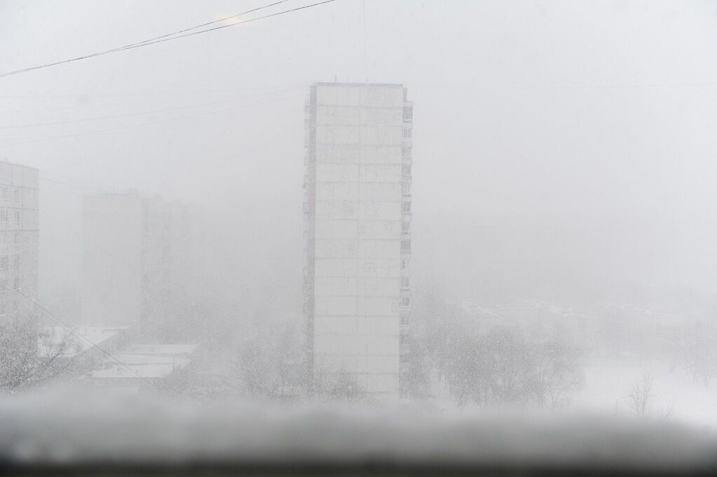 Москву завалило снегом: 10-балльные пробки и люди-сугробы. Фоторепортаж